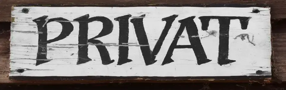 Cartel de madera con la palabra "Privat", representando las Políticas de Privacidad de Bruja Antigua Mayor.