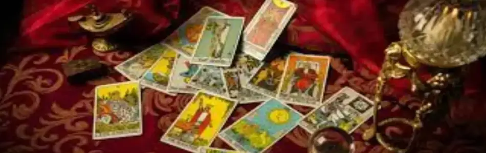 Para la página Términos y Condiciones vemos cartas de tarot, bola de cristal y candelabro con vela encendida en un ambiente místico.