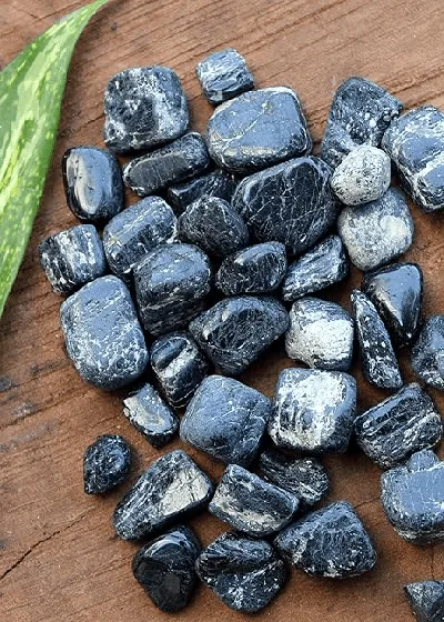 La Magia de Los Cristales 💎 28 Puñado de piedras de Turmalina Negra, conocidas por sus propiedades de protección energética mostrando la magia de los Cristales.
