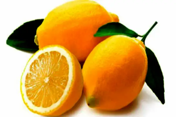 Dos limones enteros y una mitad, símbolos de purificación y limpieza energética en el Hechizo de orden energético.