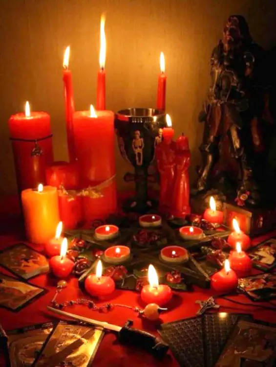 Macumba, Orígenes, Tradiciones y Magia 1 Altar de Macumba con diferentes tipos y tamaños de velas encendidas, simbolizando Orígenes, Tradiciones y Magia.