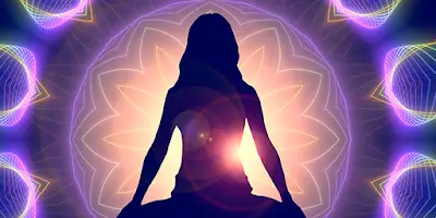 Silueta de mujer meditando dentro de una burbuja de colores representando el aura