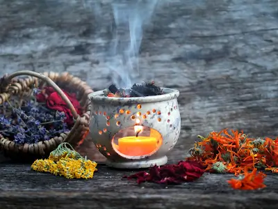 Quemador a vela de incienso utilizado en ritual Abre Caminos para el Hogar.