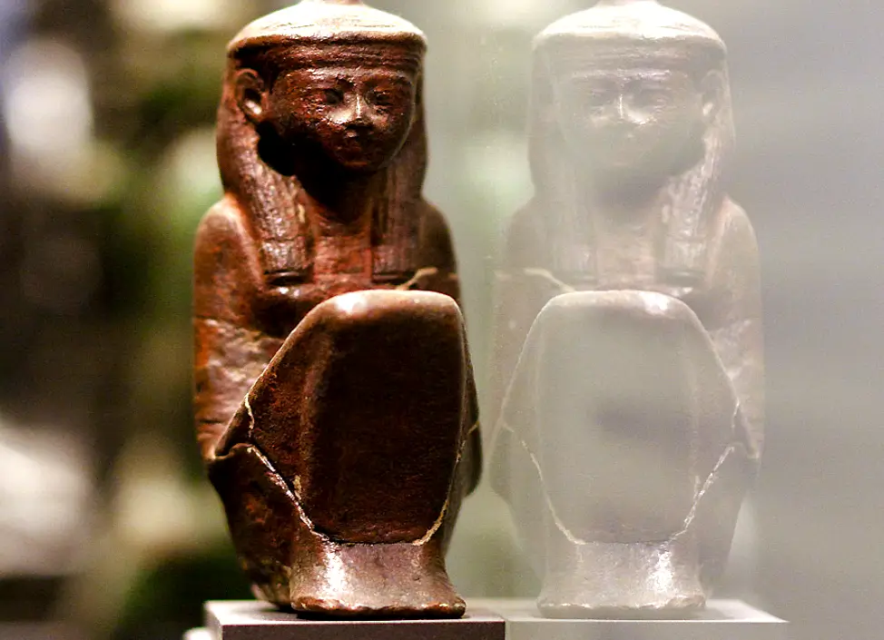 La Balanza de Maat 2 Estatuilla de la Diosa Maat, símbolo del equilibrio y la justicia representados en la balanza de Maat.