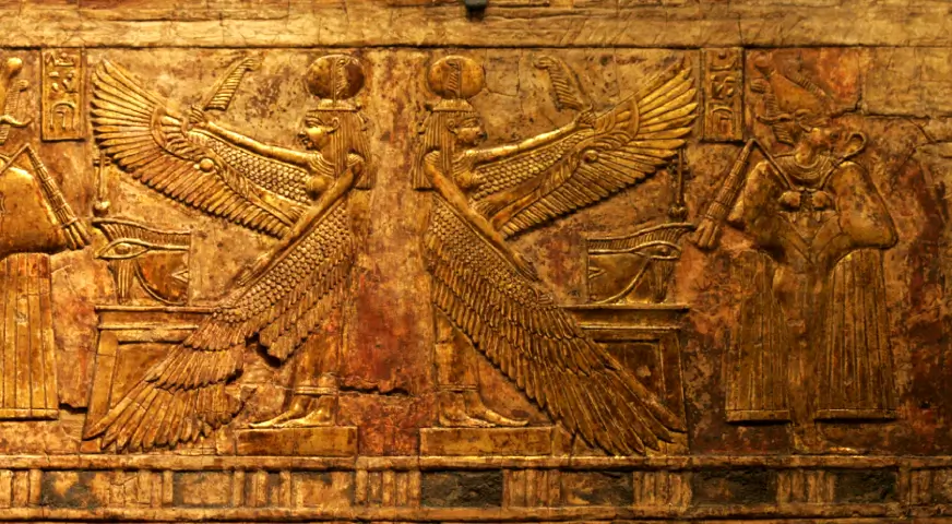 La Balanza de Maat 8 Mural antiguo en el templo de Osiris que representa a la Diosa Maat alada, símbolo esencial en la balanza de Maat.