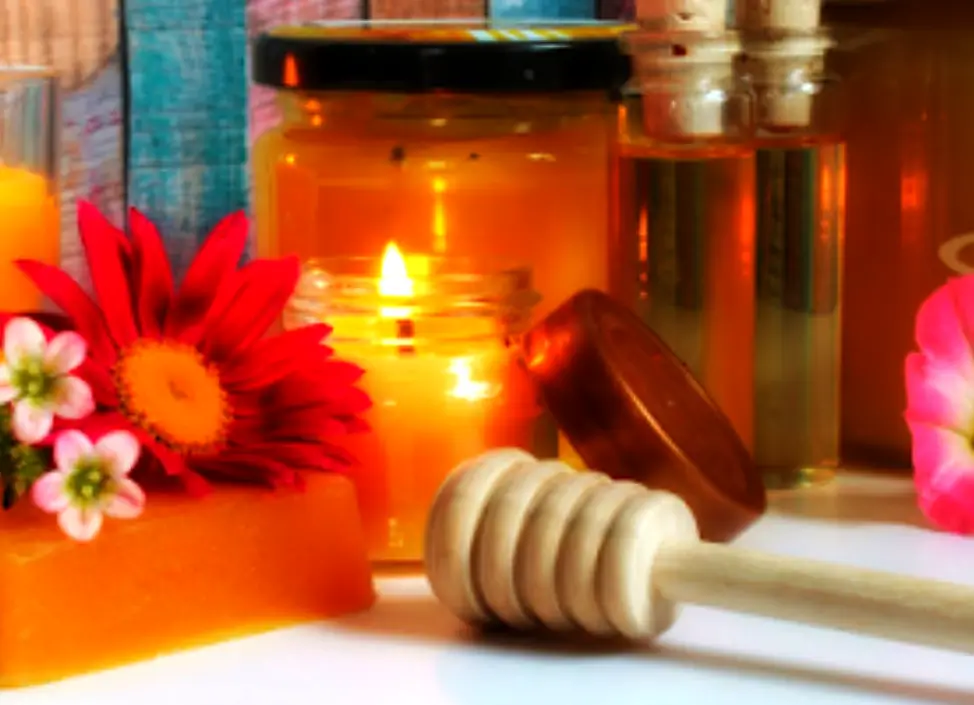 Baño Mágico de Luz ✨ Ritual para Iluminar tu Esencia 3 Vela en frasco encendida, esencias y flores para un baño mágico de luz.