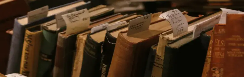 Índice de contenido representado por libros antiguos apilados con pequeñas notas manuscritas