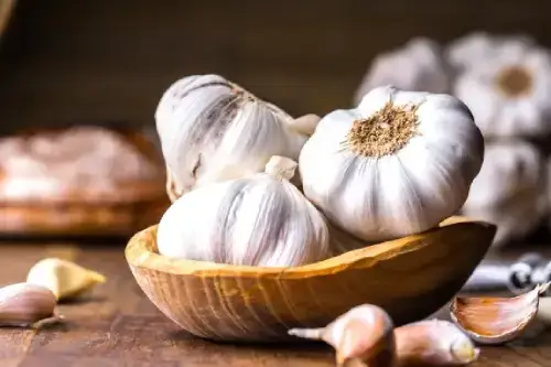 Varias cabezas y dientes de ajo, esenciales en un Hechizo para Atraer Dinero y energía positiva.