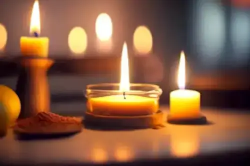 Varios velas encendidas y polvo de incienso ideal para la Magia Blanca.