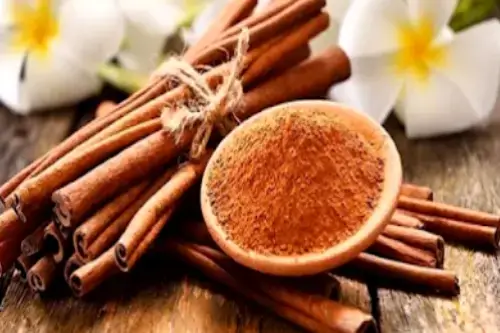 Rollos de canela y canela en polvo, esenciales para forjar un Amuleto de Prosperidad.