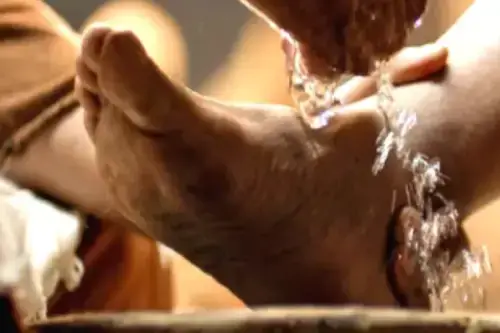 Manual de Ética de la Guardiana: Las Leyes de No Interferencia y el Sagrado Libre Albedrío. 9 Manos lavando un pie en un ritual de baño purificador para limpiar energías y relajar el cuerpo.