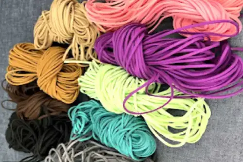 Manual de Ética de la Guardiana: Las Leyes de No Interferencia y el Sagrado Libre Albedrío. 10 Atados de cuerdas de diferentes colores para utilizar en Rituales de Liberación.