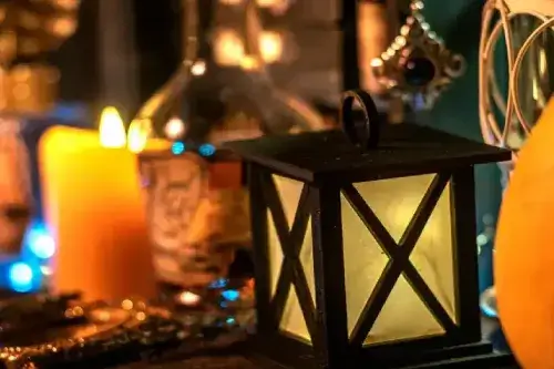 Mesa de madera negra utilizada en rituales de hechicería digital.