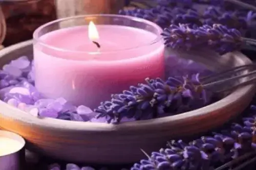 Velas encendidas, cristales, frascos y lavanda, herramientas espirituales para rituales personalizados de Brujería y Sellos de Dominio.